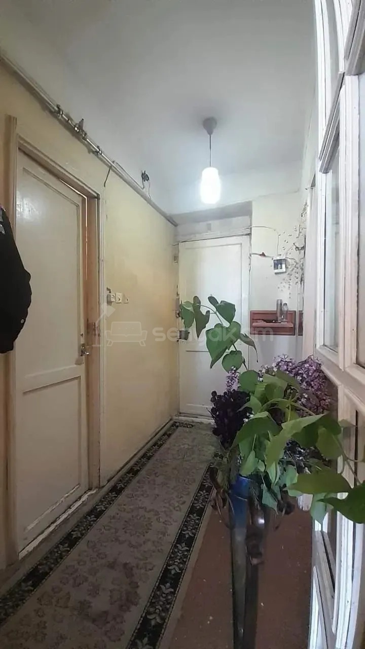 1 Սենյականոց Բնակարան Քարե Շենքում, 37քմ, 5/5 հարկ, Նորմալ Վիճակում, Մասամբ Կահավորված, Արևկող