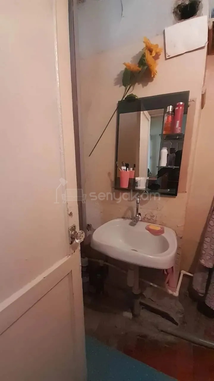 1 Սենյականոց Բնակարան Քարե Շենքում, 37քմ, 5/5 հարկ, Նորմալ Վիճակում, Մասամբ Կահավորված, Արևկող