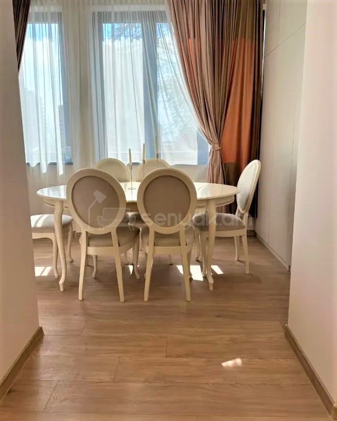 3 Սենյականոց Բնակարան Քարե Շենքում, 75քմ, 3/4 հարկ, Դիզայներական Վերանորոգված