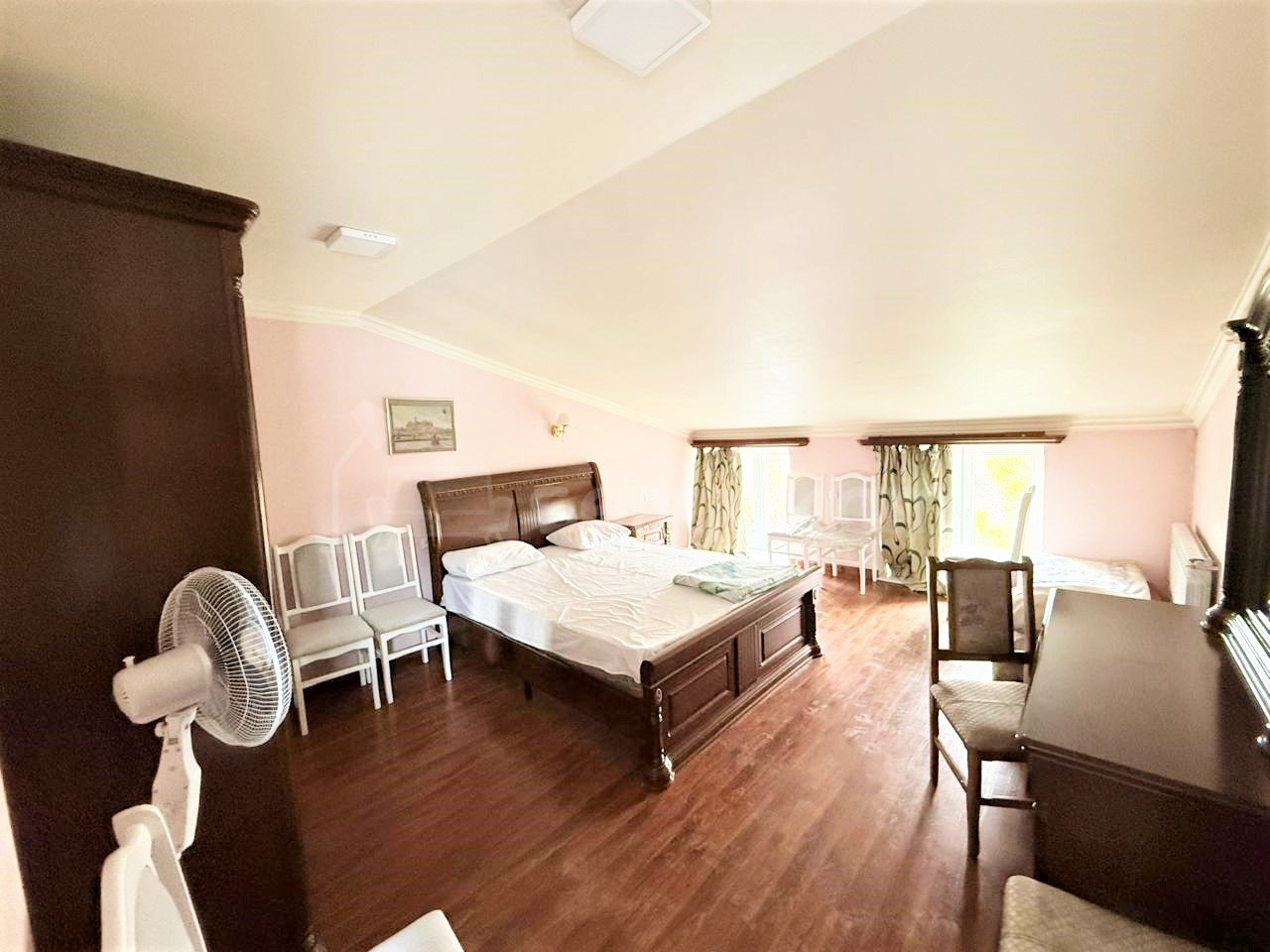 5 Սենյականոց Բնակարան Քարե Շենքում, 220քմ, 3/3 հարկ, Կապիտալ Վերանորոգված, Կահավորված, Արևկող