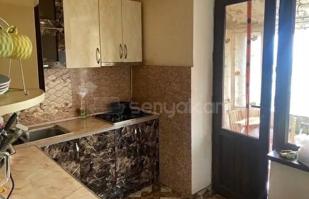 2 Սենյականոց Բնակարան Քարե Շենքում, 63քմ, 5/5 հարկ, Կապիտալ Վերանորոգված