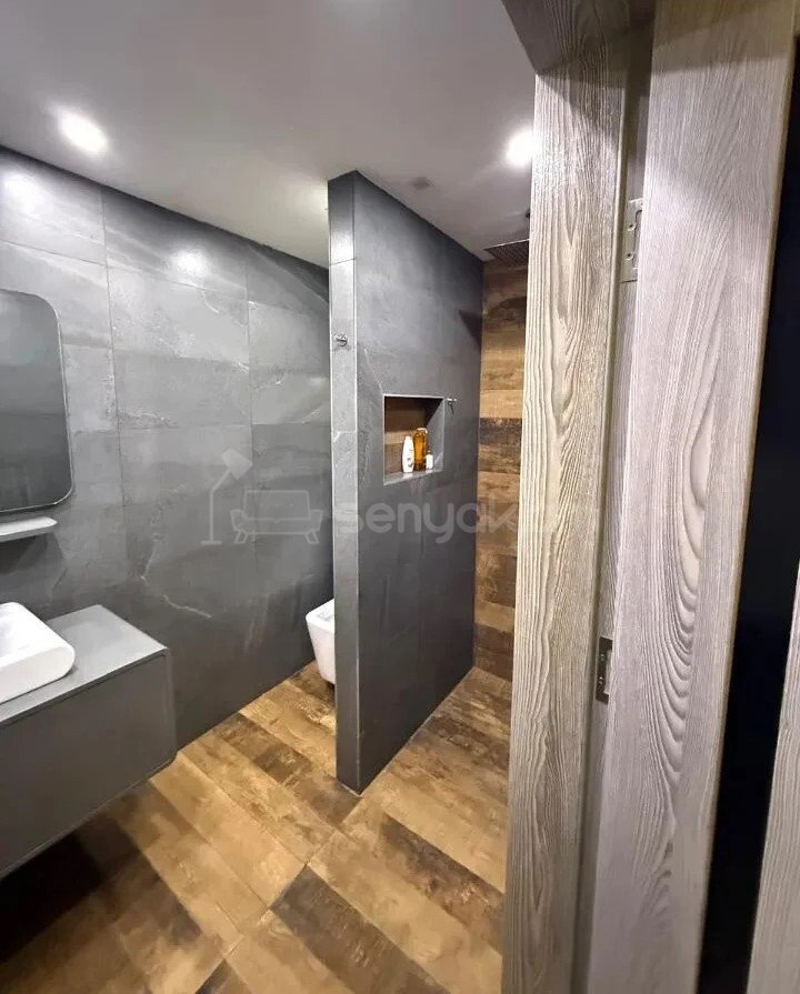 3 Սենյականոց Բնակարան Քարե Շենքում, 83քմ, 5/5 հարկ, Կապիտալ Վերանորոգված