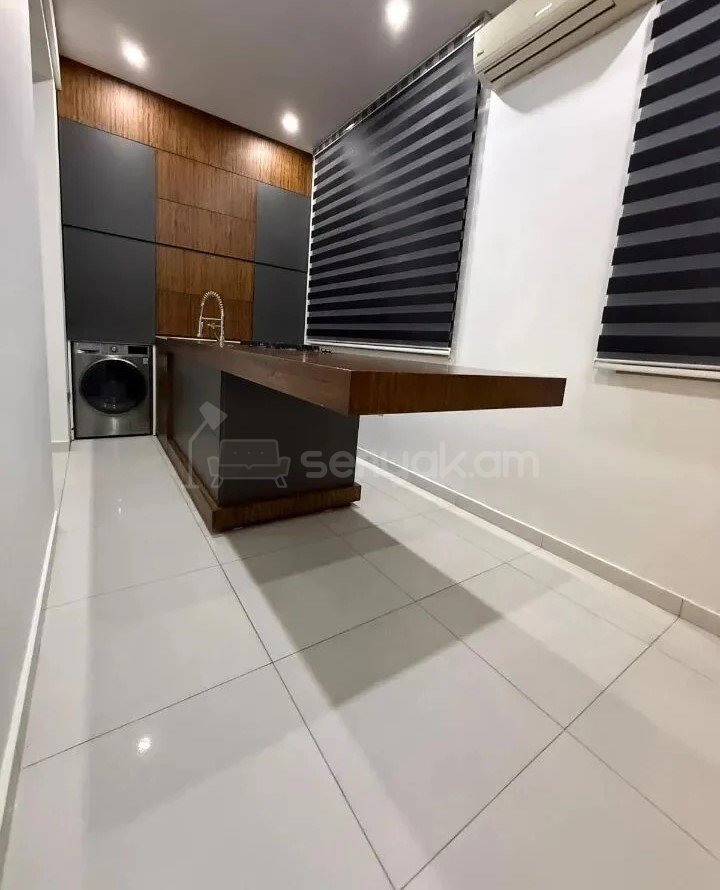 3 Սենյականոց Բնակարան Քարե Շենքում, 83քմ, 5/5 հարկ, Կապիտալ Վերանորոգված