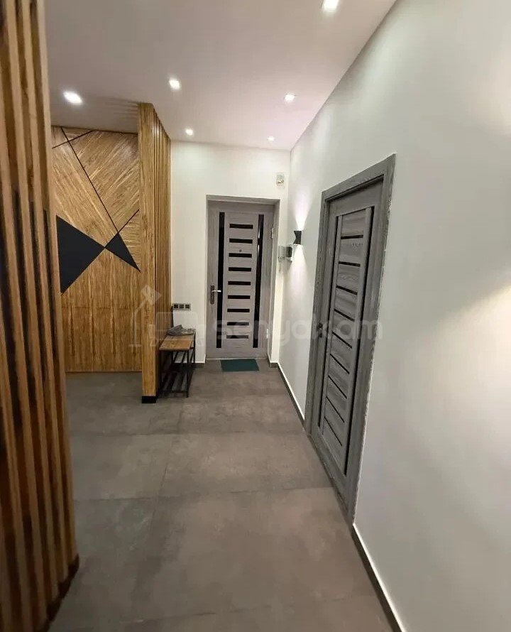 3 Սենյականոց Բնակարան Քարե Շենքում, 83քմ, 5/5 հարկ, Կապիտալ Վերանորոգված