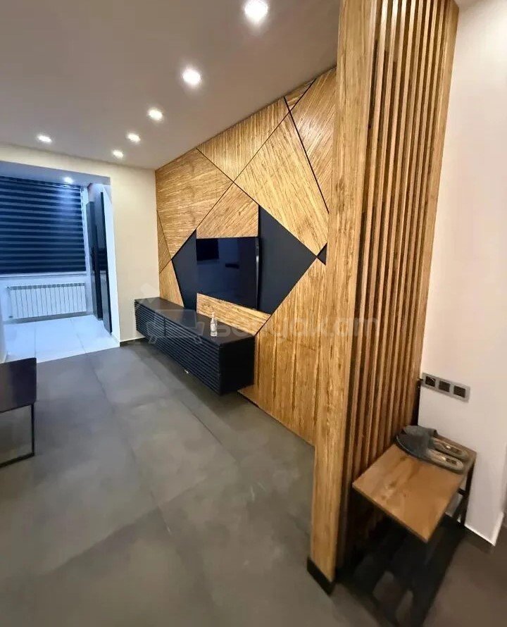 3 Սենյականոց Բնակարան Քարե Շենքում, 83քմ, 5/5 հարկ, Կապիտալ Վերանորոգված