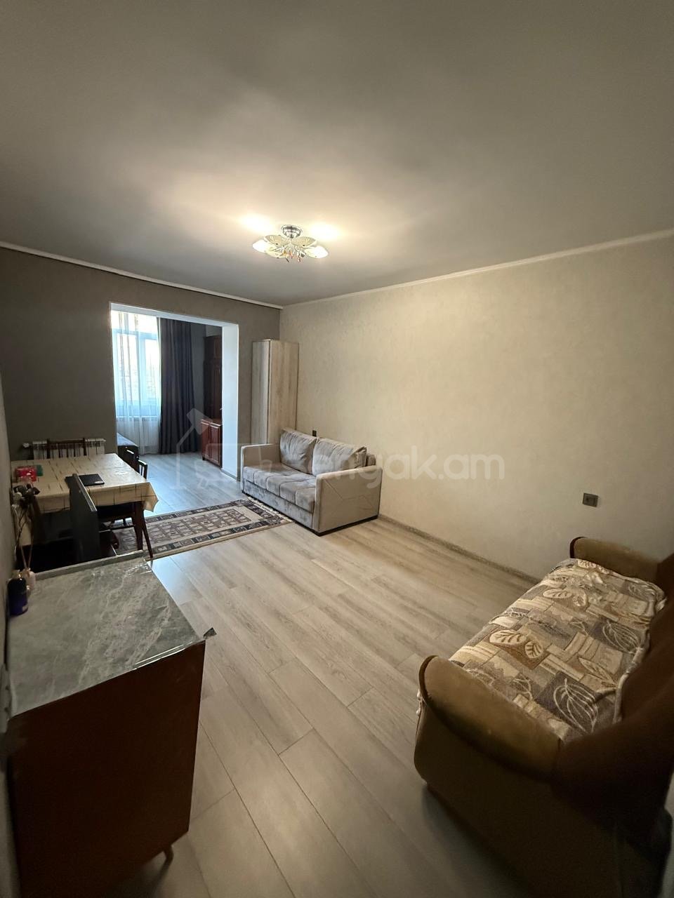 1 Սենյականոց Բնակարան Քարե Շենքում, 38քմ, 3/5 հարկ, Նորմալ Վիճակում, Կահավորված