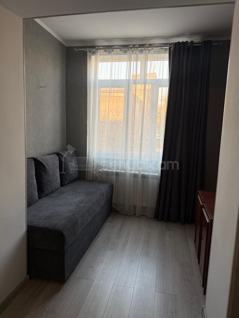1 Սենյականոց Բնակարան Քարե Շենքում, 38քմ, 3/5 հարկ, Նորմալ Վիճակում, Կահավորված