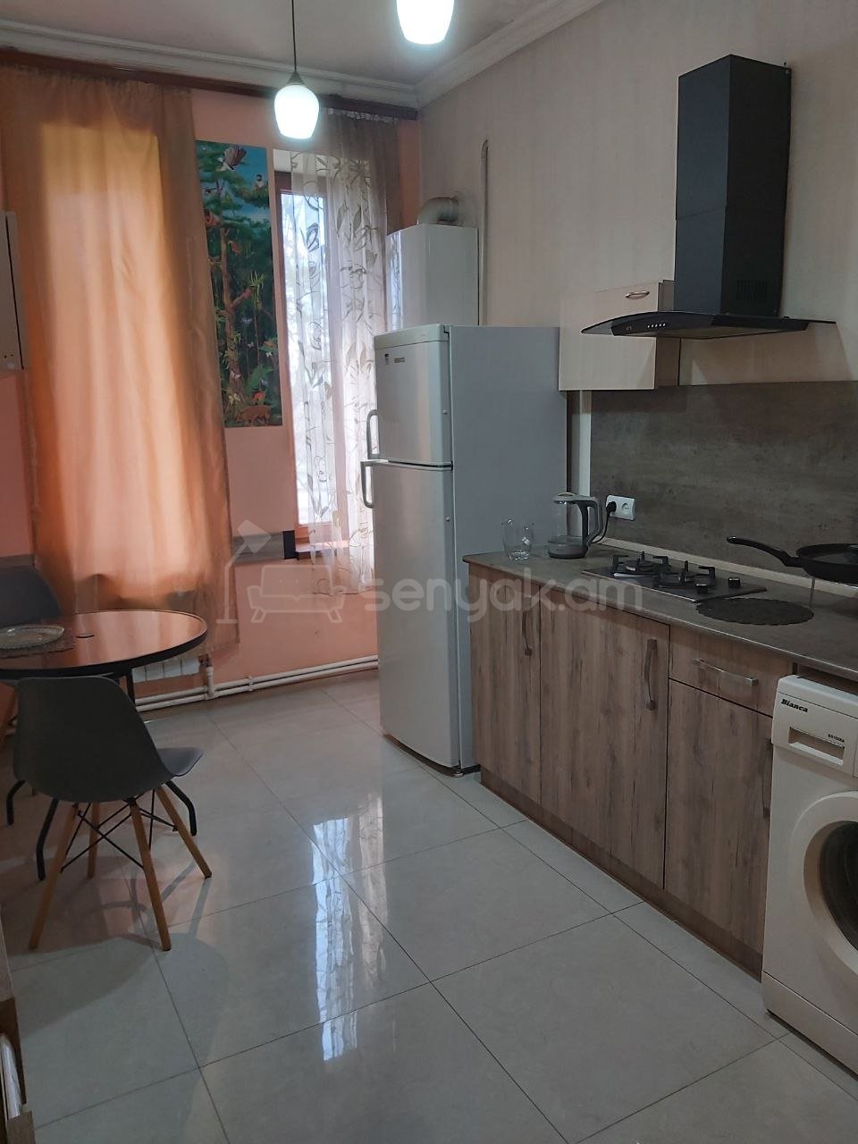 8 Սենյականոց Բնակարան Նորակառույցում, 100քմ, 1/3 հարկ, Կապիտալ Վերանորոգված