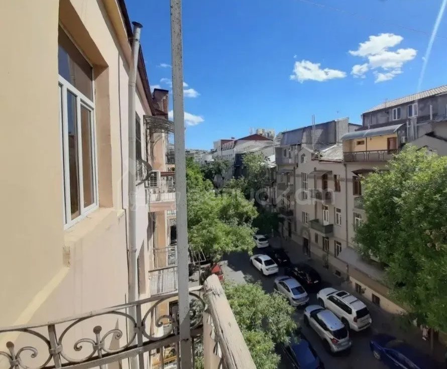 3 Սենյականոց Բնակարան Քարե Շենքում, 71քմ, 4/4 հարկ, Կոսմետիկ Վերանորոգված