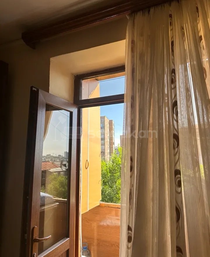 2 Սենյականոց Բնակարան Քարե Շենքում, 90քմ, 4/5 հարկ, Կապիտալ Վերանորոգված