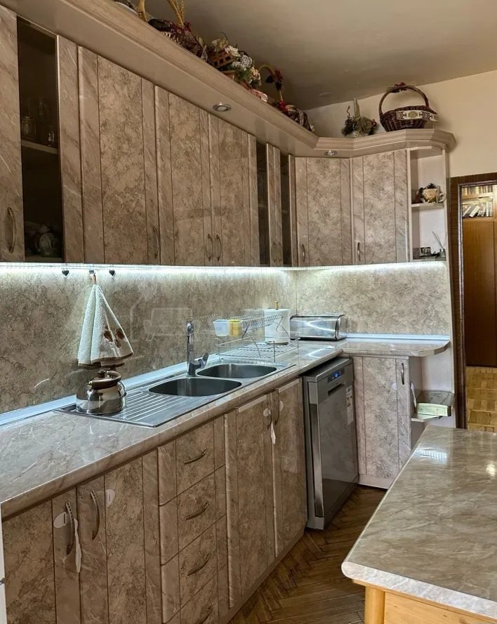 2 Սենյականոց Բնակարան Քարե Շենքում, 90քմ, 4/5 հարկ, Կապիտալ Վերանորոգված
