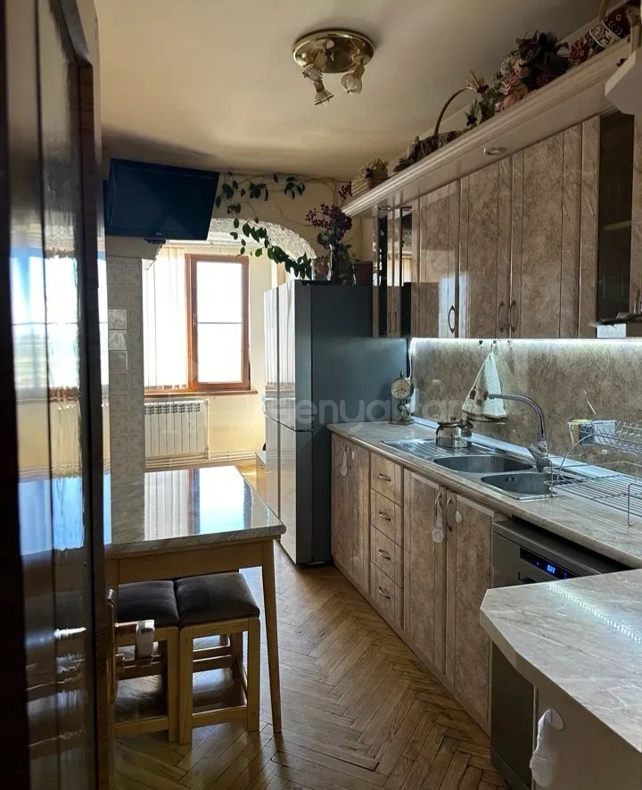 2 Սենյականոց Բնակարան Քարե Շենքում, 90քմ, 4/5 հարկ, Կապիտալ Վերանորոգված