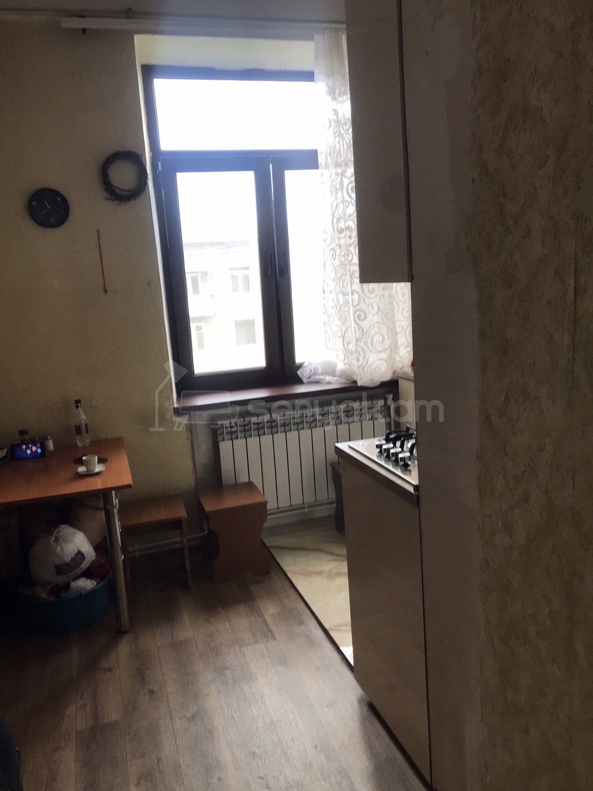 1 Սենյականոց Բնակարան Քարե Շենքում, 40քմ, 4/5 հարկ, Նորմալ Վիճակում, Կահավորված, Արևկող