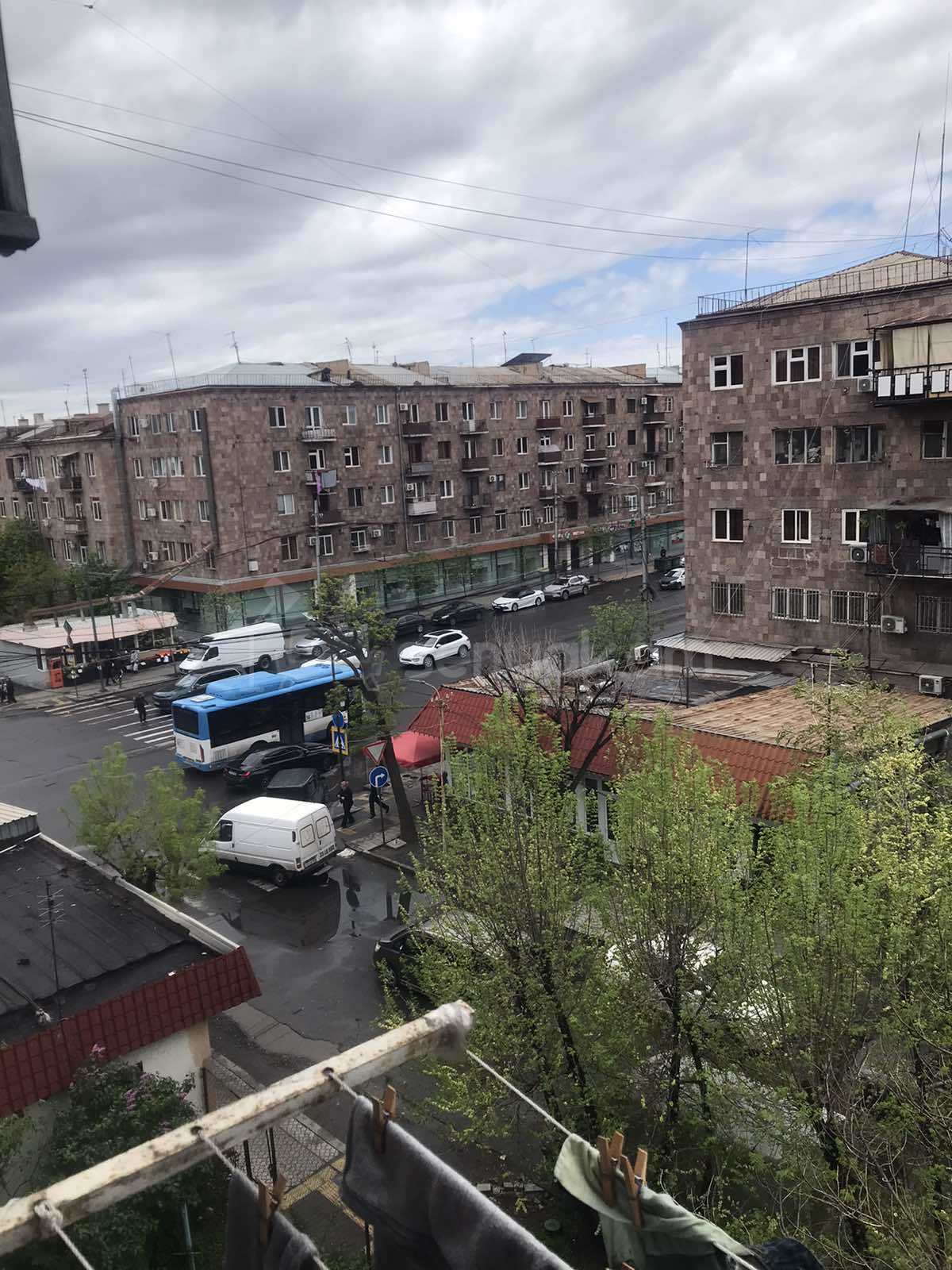 1 Սենյականոց Բնակարան Քարե Շենքում, 40քմ, 4/5 հարկ, Նորմալ Վիճակում, Կահավորված, Արևկող