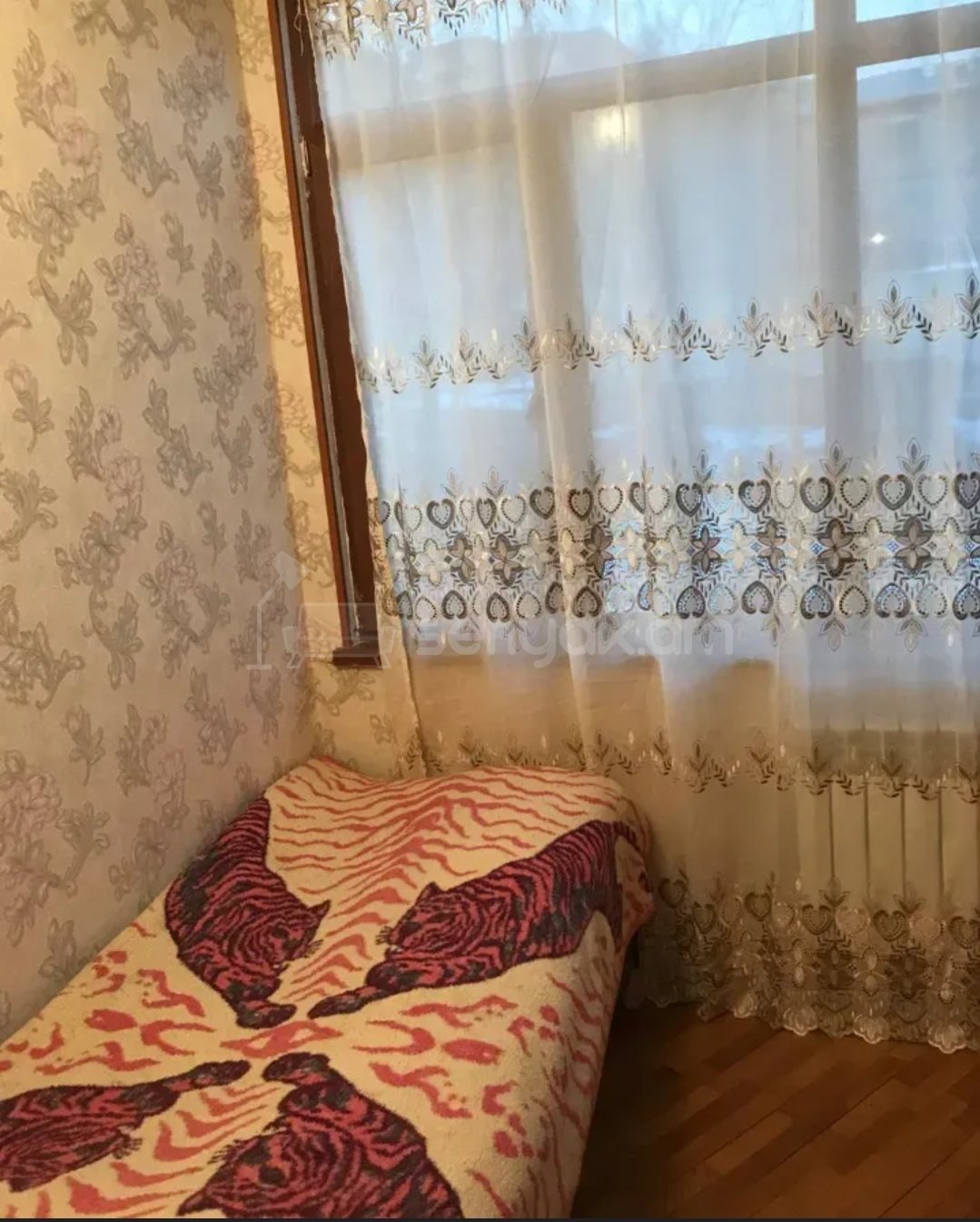 3 Սենյականոց Բնակարան Քարե Շենքում, 65քմ, 2/5 հարկ, Նորմալ Վիճակում, Կահավորված, Արևկող