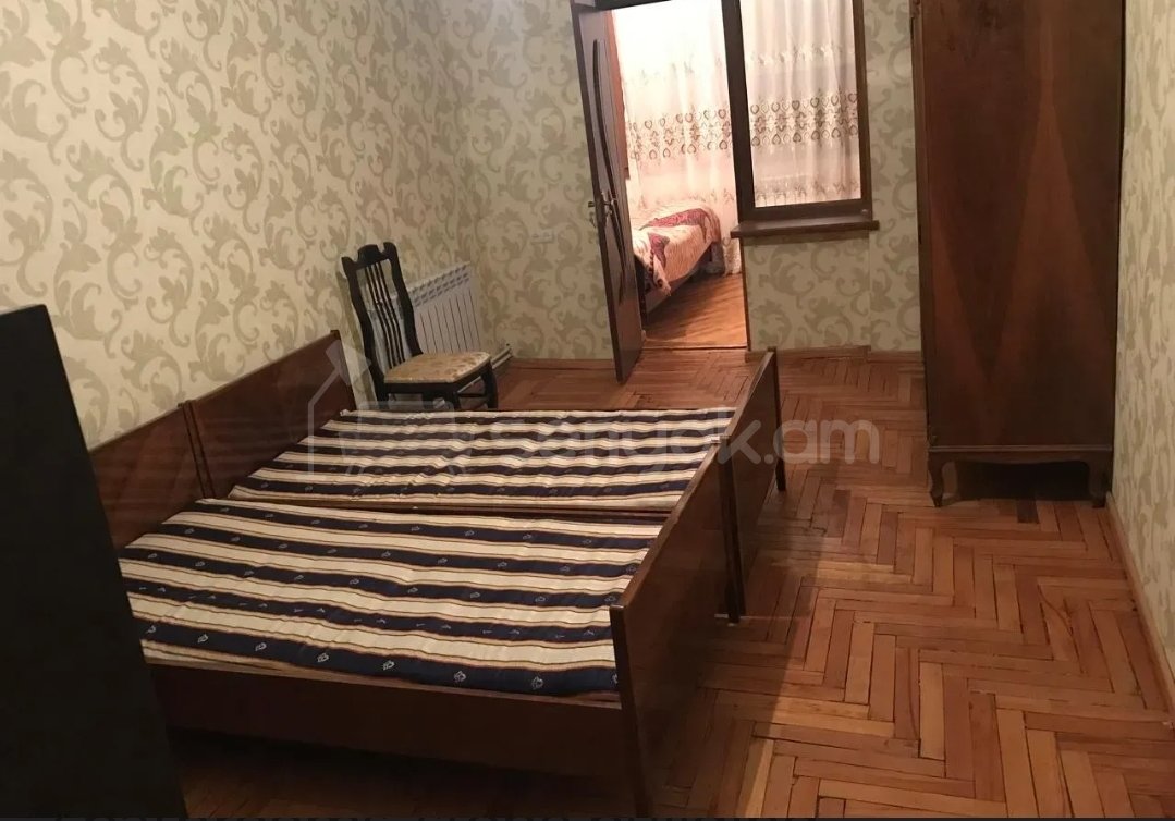 3 Սենյականոց Բնակարան Քարե Շենքում, 65քմ, 2/5 հարկ, Նորմալ Վիճակում, Կահավորված, Արևկող