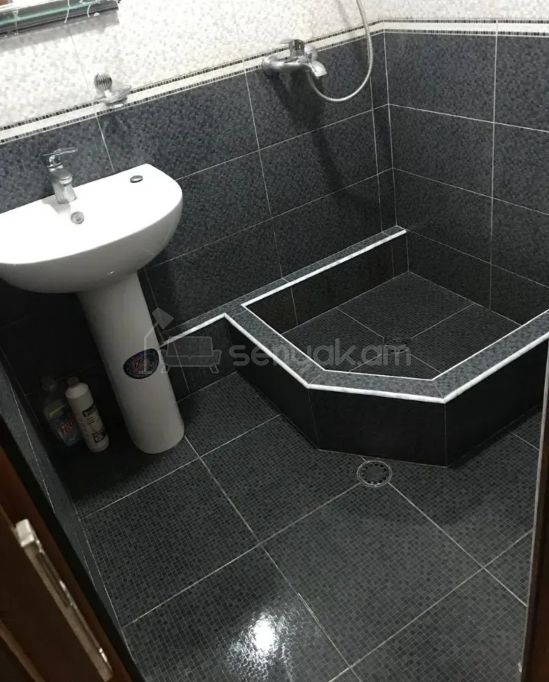 3 Սենյականոց Բնակարան Քարե Շենքում, 65քմ, 2/5 հարկ, Նորմալ Վիճակում, Կահավորված, Արևկող