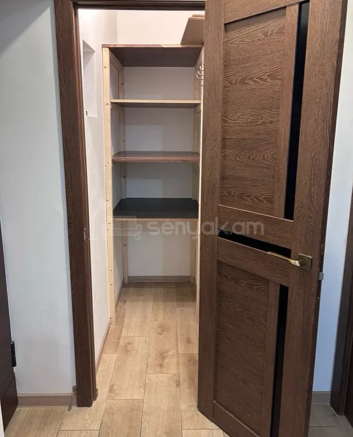 3 Սենյականոց Բնակարան Քարե Շենքում, 65քմ, 3/5 հարկ, Կապիտալ Վերանորոգված, Մասամբ Կահավորված