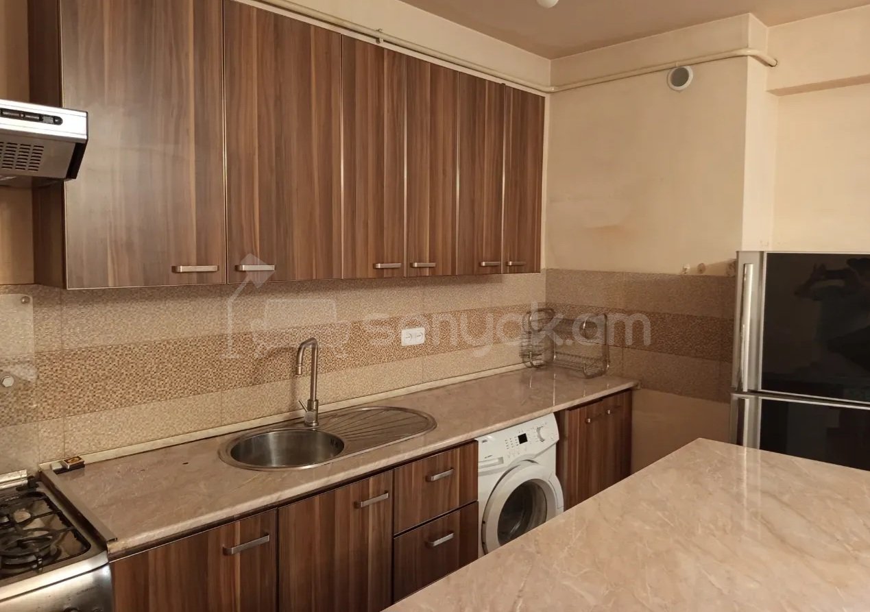2 Սենյականոց Բնակարան Քարե Շենքում, 52քմ, 5/5 հարկ, Կապիտալ Վերանորոգված, Մասամբ Կահավորված
