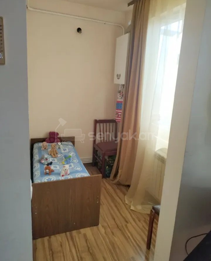 2 Սենյականոց Բնակարան Քարե Շենքում, 52քմ, 5/5 հարկ, Կապիտալ Վերանորոգված, Մասամբ Կահավորված