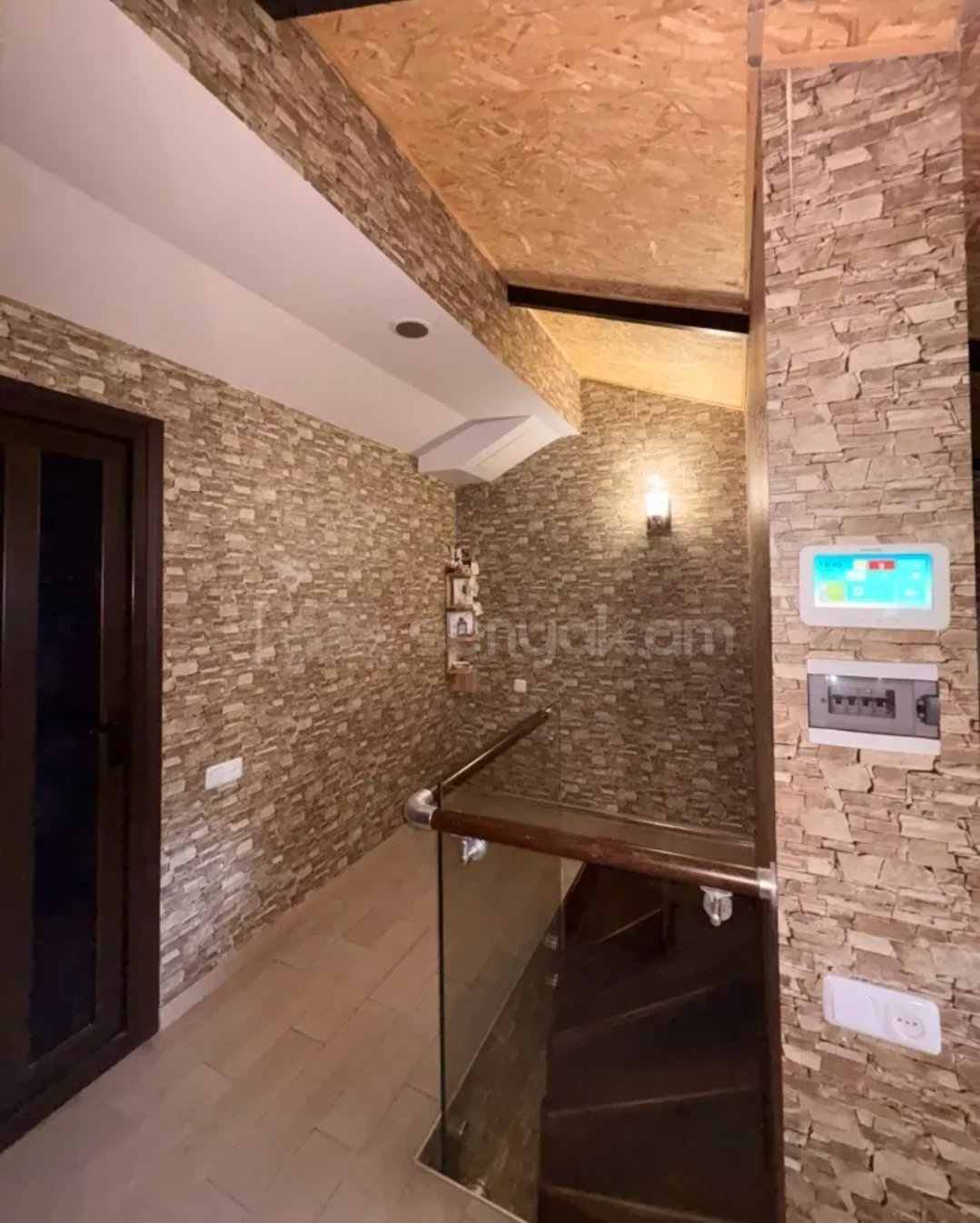 5 Սենյականոց Բնակարան Քարե Շենքում, 142քմ, 5/5 հարկ, Դիզայներական Վերանորոգված