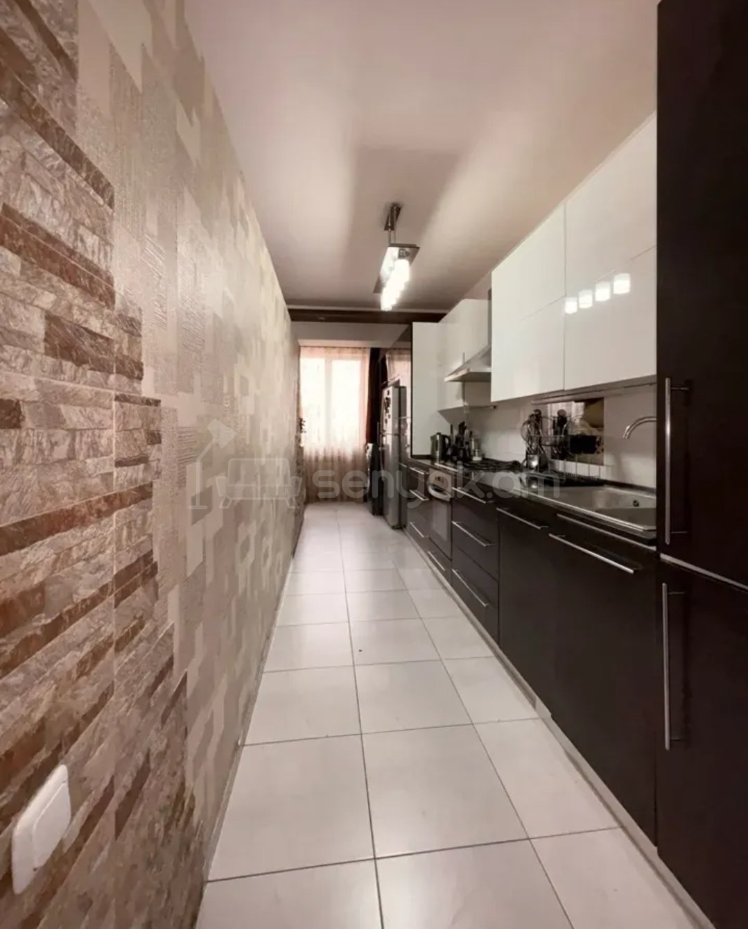 5 Սենյականոց Բնակարան Քարե Շենքում, 142քմ, 5/5 հարկ, Դիզայներական Վերանորոգված