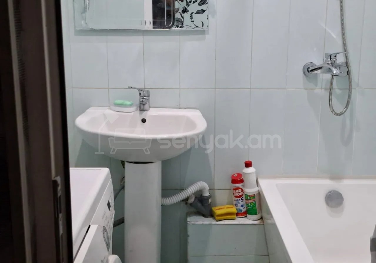 3 Սենյականոց Բնակարան, 80քմ, 3/9 հարկ, Նորմալ Վիճակում, Կահավորված