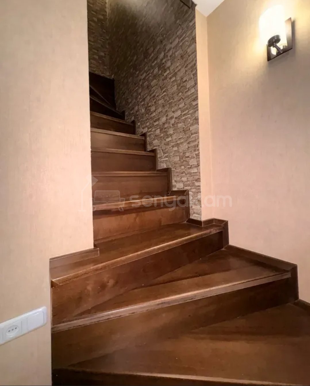 5 Սենյականոց Բնակարան Քարե Շենքում, 152քմ, 5/5 հարկ, Դիզայներական Վերանորոգված