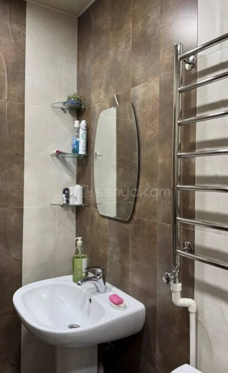2 Սենյականոց Բնակարան Քարե Շենքում, 70քմ, 5/5 հարկ, Կապիտալ Վերանորոգված, Կահավորված