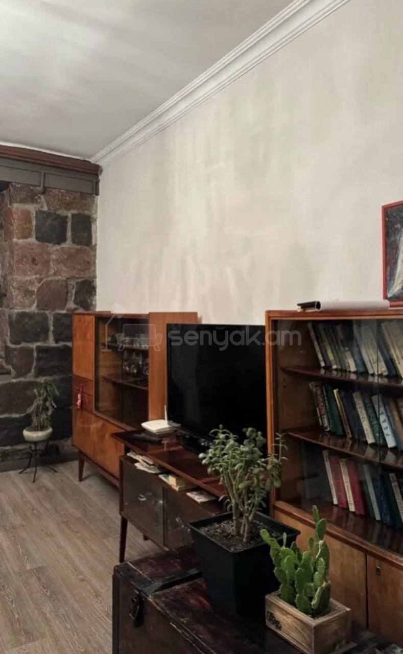 2 Սենյականոց Բնակարան Քարե Շենքում, 70քմ, 5/5 հարկ, Կապիտալ Վերանորոգված, Կահավորված