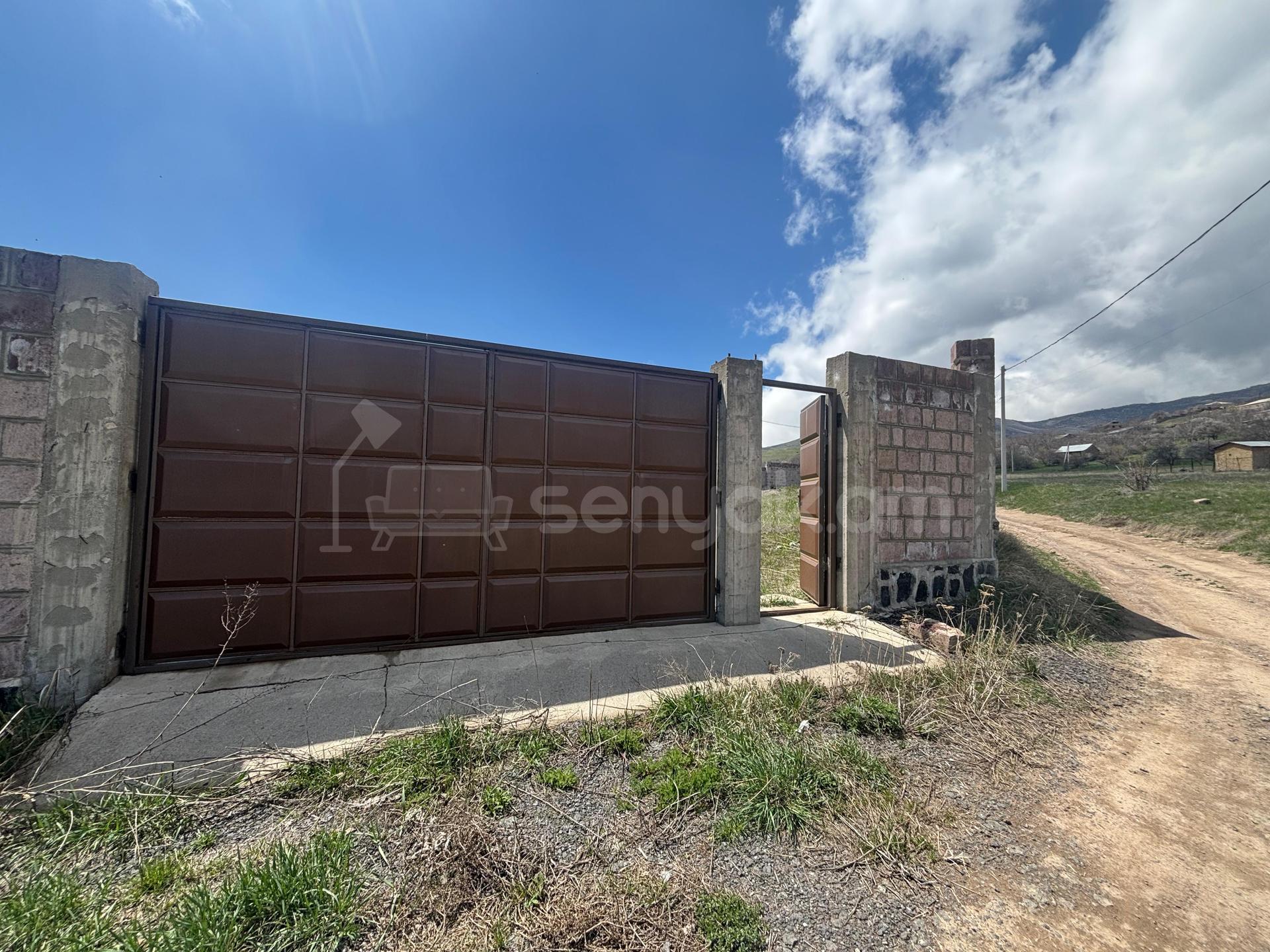 Բնակելի Նշանակության Հողատարածք, 1200քմ, Խմելու Ջրով, Էլեկտրականությամբ, Պարսպապատ