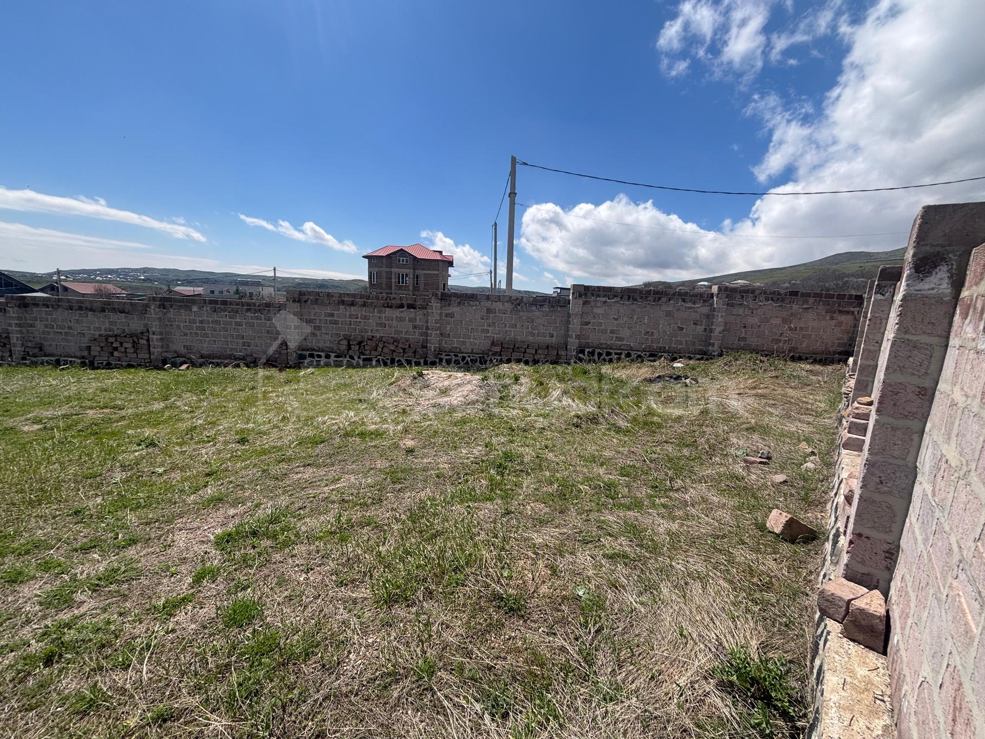 Բնակելի Նշանակության Հողատարածք, 1200քմ, Խմելու Ջրով, Էլեկտրականությամբ, Պարսպապատ