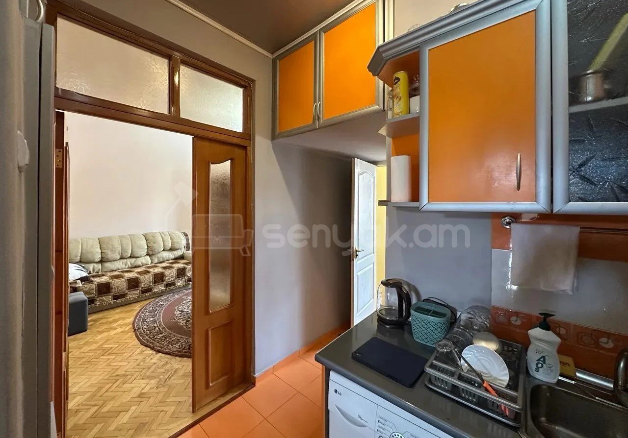 2 Սենյականոց Բնակարան Քարե Շենքում, 36քմ, 5/5 հարկ, Կապիտալ Վերանորոգված