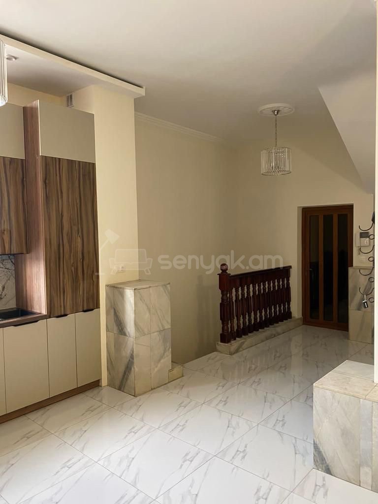 8 Սենյականոց Շքեղ Առանձնատուն, 400քմ, Ավտոտնակով