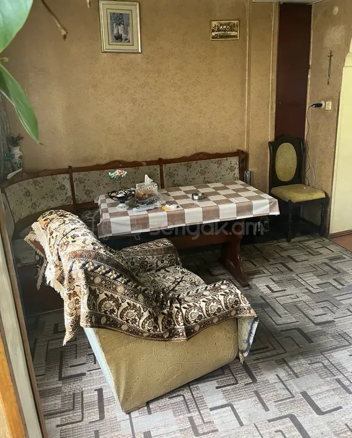 3 Սենյականոց Բնակարան Քարե Շենքում, 79քմ, 3/4 հարկ, Պետական Վիճակում