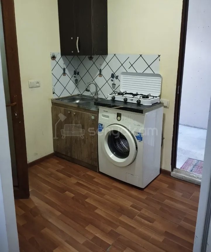 1 Սենյականոց Բնակարան Քարե Շենքում, 35քմ, 1/1 հարկ, Նորմալ Վիճակում, Կահավորված
