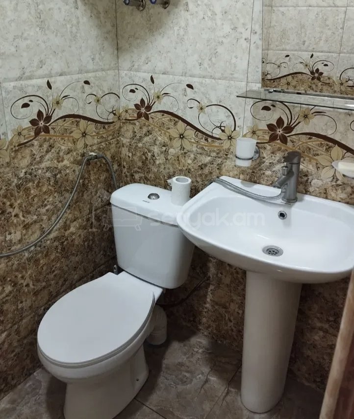 1 Սենյականոց Բնակարան Քարե Շենքում, 35քմ, 1/1 հարկ, Նորմալ Վիճակում, Կահավորված