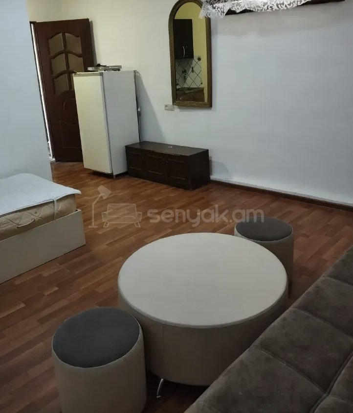 1 Սենյականոց Բնակարան Քարե Շենքում, 35քմ, 1/1 հարկ, Նորմալ Վիճակում, Կահավորված