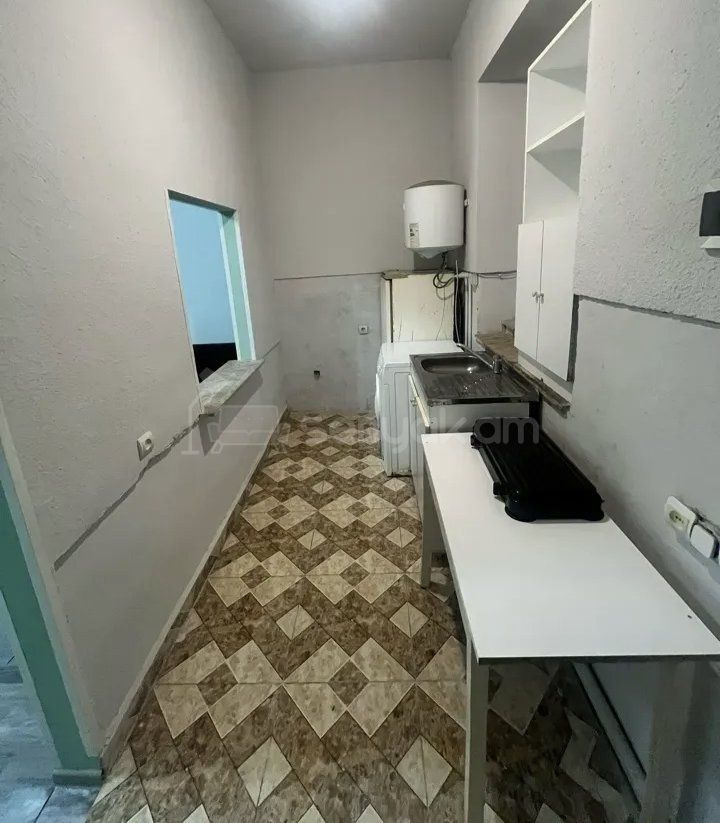 1 Սենյականոց Բնակարան Քարե Շենքում, 35քմ, 1/1 հարկ, Նորմալ Վիճակում, Կահավորված