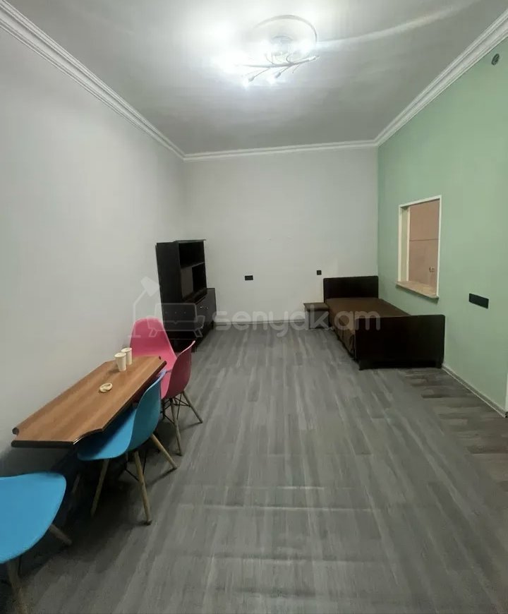 1 Սենյականոց Բնակարան Քարե Շենքում, 35քմ, 1/1 հարկ, Նորմալ Վիճակում, Կահավորված