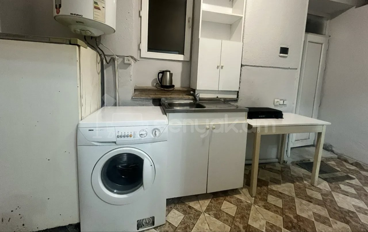 1 Սենյականոց Բնակարան Քարե Շենքում, 35քմ, 1/1 հարկ, Նորմալ Վիճակում, Կահավորված