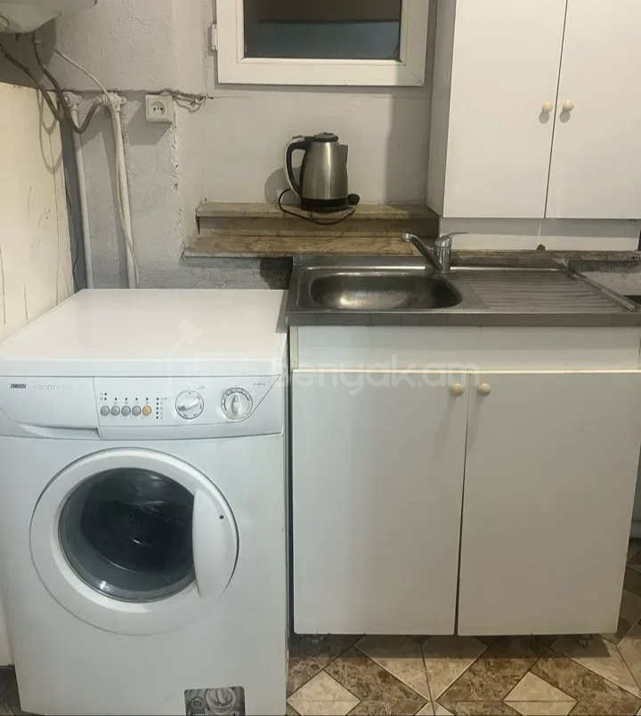 1 Սենյականոց Բնակարան Քարե Շենքում, 35քմ, 1/1 հարկ, Նորմալ Վիճակում, Կահավորված