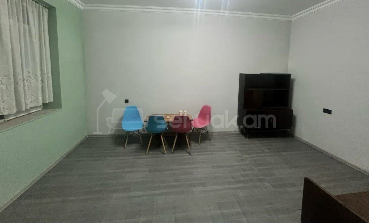 1 Սենյականոց Բնակարան Քարե Շենքում, 35քմ, 1/1 հարկ, Նորմալ Վիճակում, Կահավորված