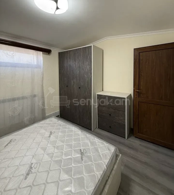 3 Սենյականոց Բնակարան Քարե Շենքում, 74քմ, 1/1 հարկ, Նորմալ Վիճակում, Կահավորված, Արևկող