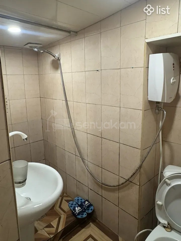 1 Սենյականոց Բնակարան Քարե Շենքում, 38քմ, 1/1 հարկ, Նորմալ Վիճակում, Կահավորված