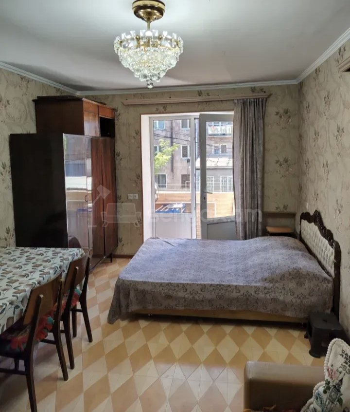 1 Սենյականոց Բնակարան Քարե Շենքում, 42քմ, 3/5 հարկ, Կապիտալ Վերանորոգված, Կահավորված