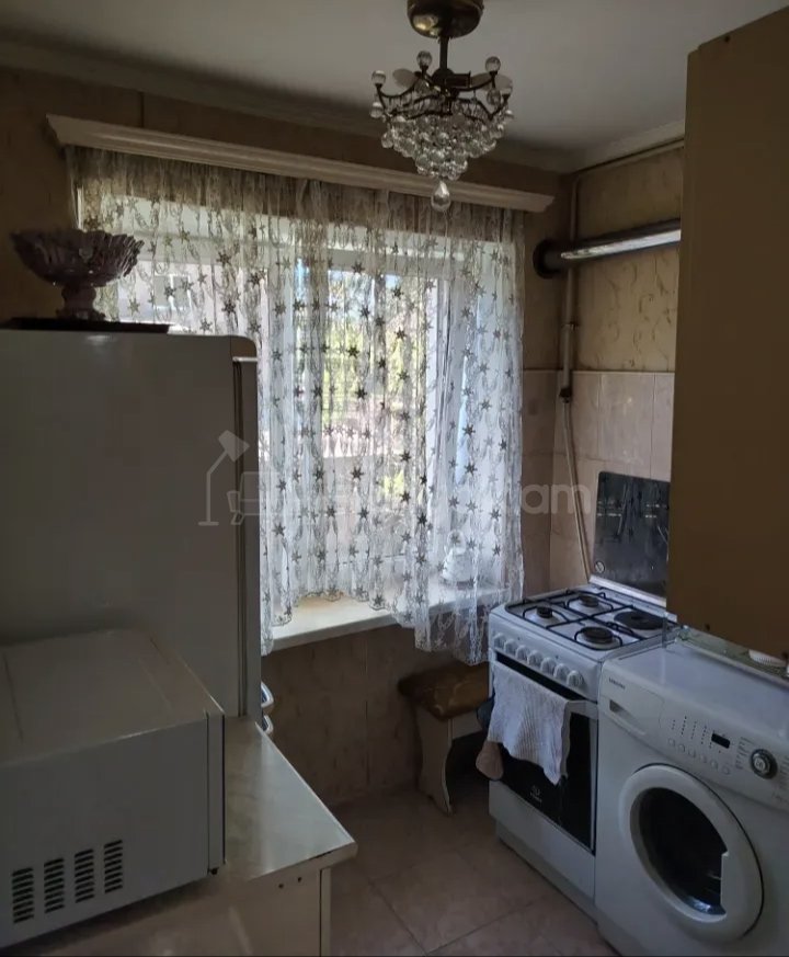 1 Սենյականոց Բնակարան Քարե Շենքում, 42քմ, 3/5 հարկ, Կապիտալ Վերանորոգված, Կահավորված