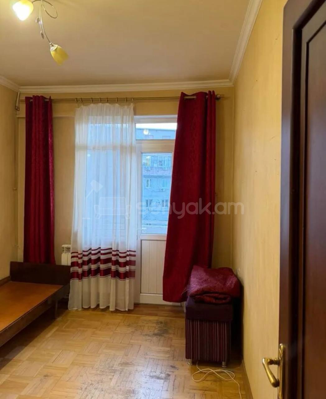 4 Սենյականոց Բնակարան Քարե Շենքում, 104քմ, 4/5 հարկ, Կապիտալ Վերանորոգված, Կահավորված