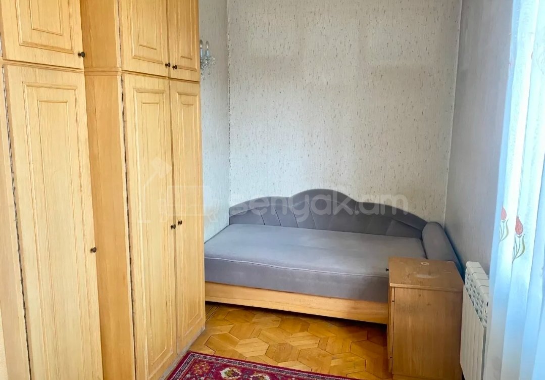 3 Սենյականոց Բնակարան Քարե Շենքում, 70քմ, 5/5 հարկ, Նորմալ Վիճակում