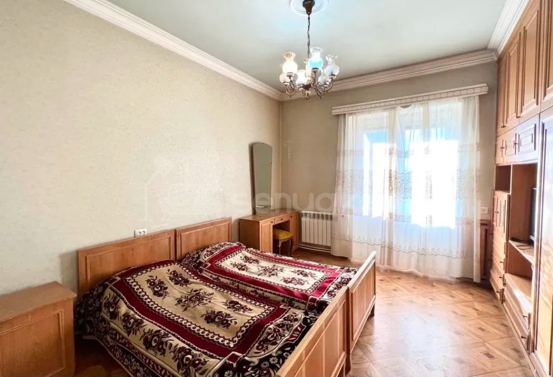 3 Սենյականոց Բնակարան Քարե Շենքում, 70քմ, 5/5 հարկ, Նորմալ Վիճակում